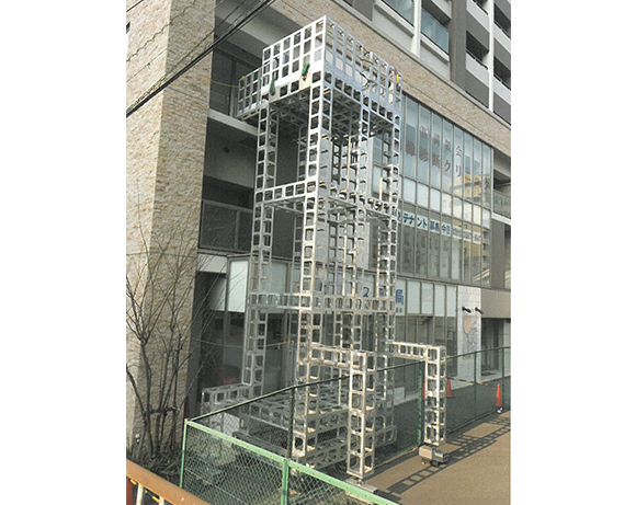 写真：ストラクチャー柵越え組立 3階へCT装置搬入