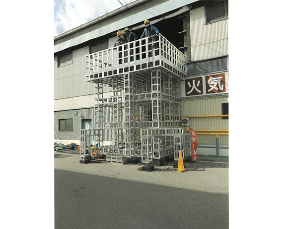 写真：堅牢な手すりで墜落・転落防止